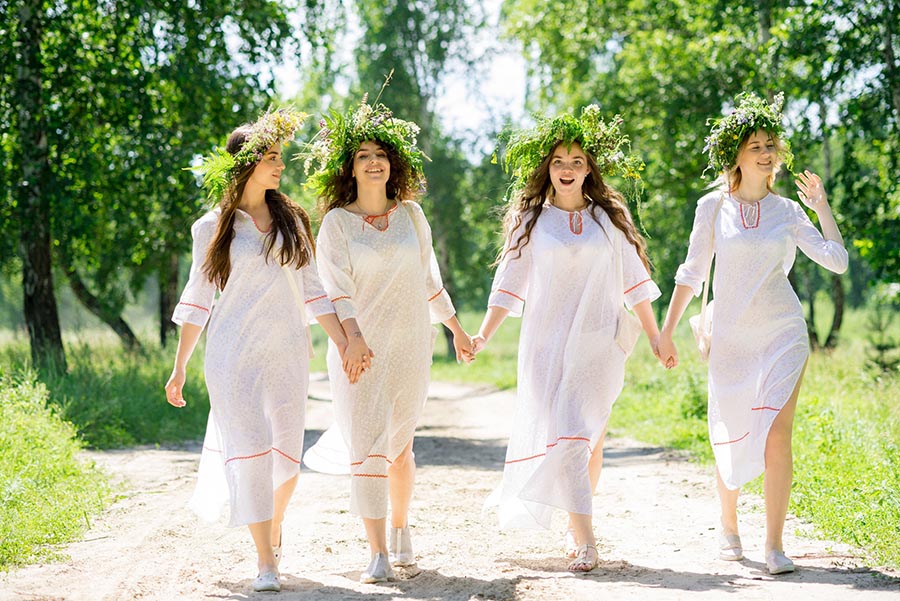 A cozy shot with Slavic girls — straight from Madurai